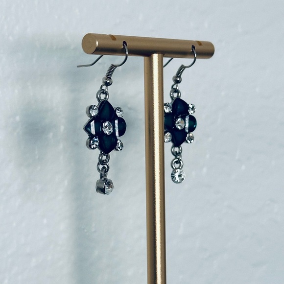 Elegant Blue and Silver Earrings - Picture 4 of 6